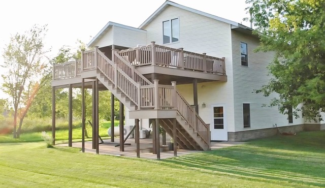 Countryside Knotty Pine n1King,2Queen,2bunk bedsnLarge Yard + a deck with a View