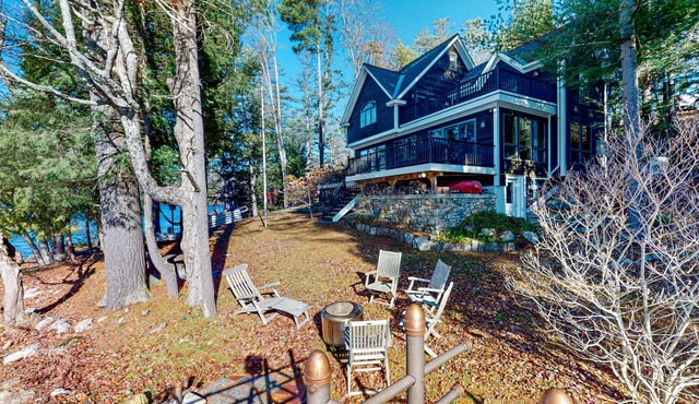 Countryside, lakefront cabin with kayaks, balcony, & fast WiFi
