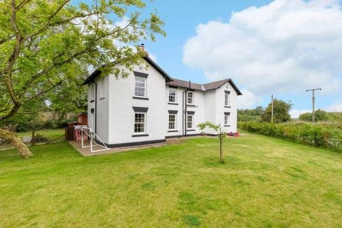 Countryside Lodge with Cabin, Sleeps up to 11 Guests