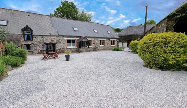 Countryside longere and cottage close to beautiful Lac de Guerledan