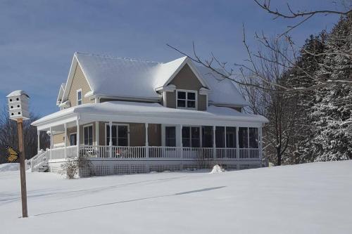 Countryside near Ganondagan Historic Site - Suite of 3 bedrooms, half house for 2-28 days stays!