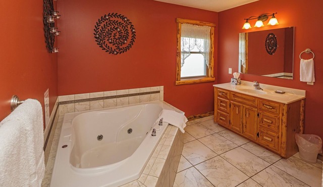 Countryside Overlook Suite: Luxury, Lodge Suite in Amish Country, Ohio.