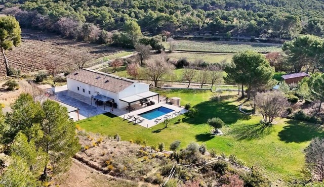 Countryside property with pool – 10 guests