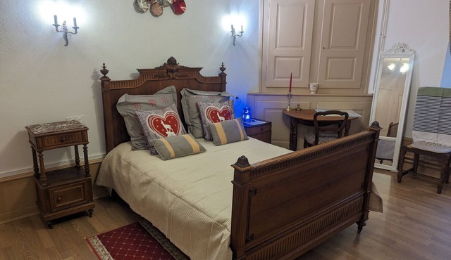 Countryside Retreat: Forest Trails, Spa, Family & Friends Getaway