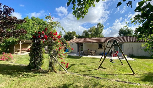 Countryside Retreat: Cozy 3-Bed Gîte with Garden, Terrace & Petanque near Pornic