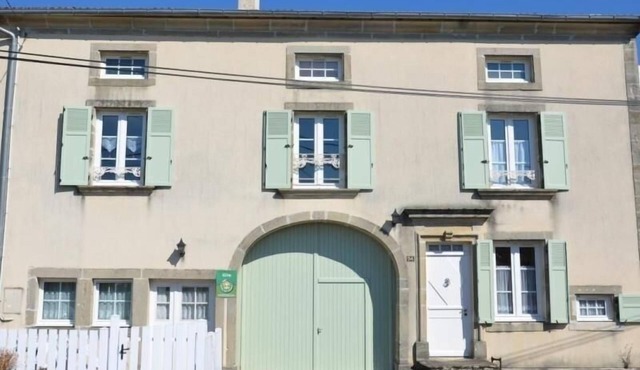 Countryside Retreat: Cozy Farmhouse with Terrace, Near Bourbonne-les-Bains Spa