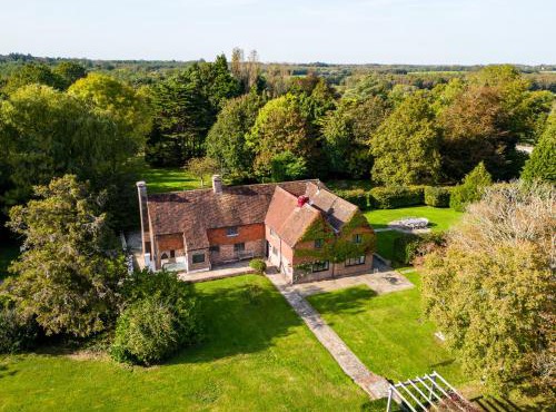 Countryside Retreat packed with Activities Tennis including Hot Tub, BBQ, Darts