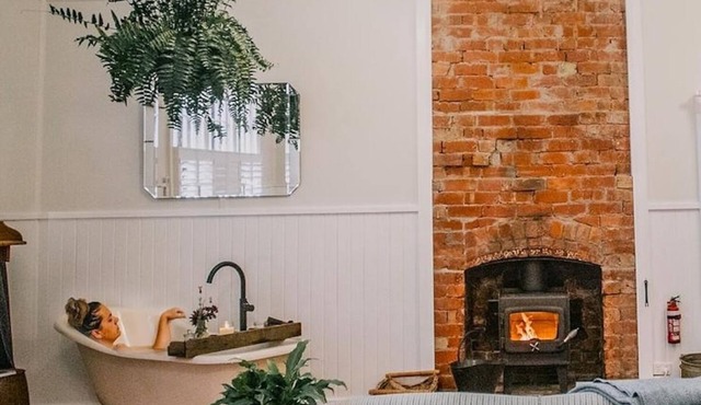 Countryside Retreat with Cosy Fireside Bath