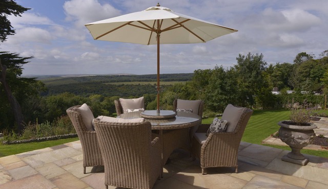 Countryside rural retreat with stunning countryside views for 4 with gardens