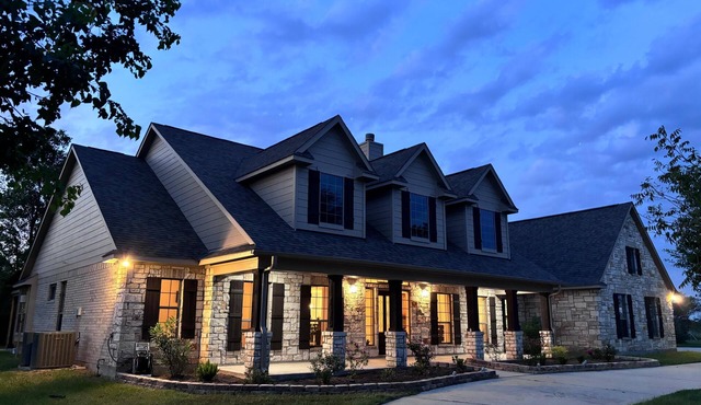 Countryside Serene Sunset Ranch: 50-acre luxury retreat, Hot tub, sleeps 10!