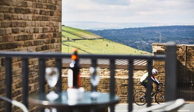 Countryside Views | Garden | Pets + Family | 50"TV