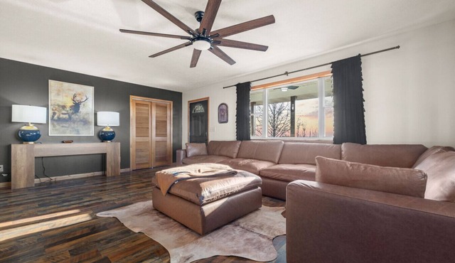 Countryside Views | Sleeps 20, Hot Tub, Fire Pit