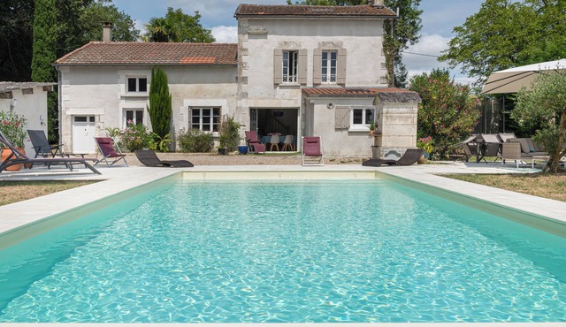 Countryside villa in peaceful surroundings with heated pool and panoramic view