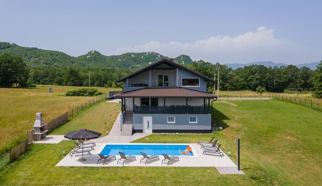 Countryside villa with pool