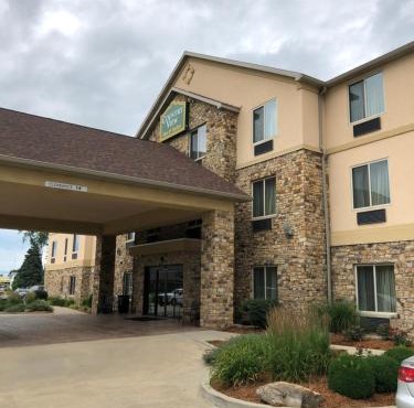 Countryview Inn & Suites