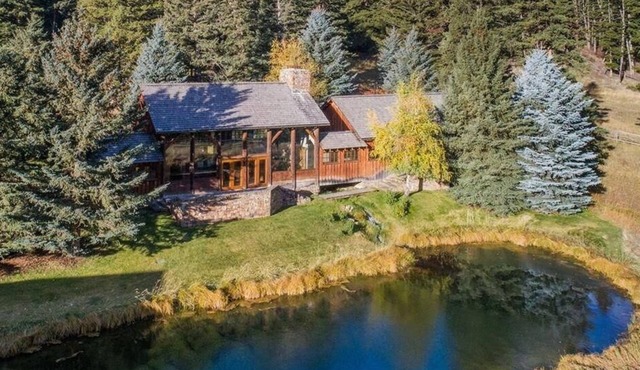 Counts Creek Cabin -Gorgeous Luxury Home on Mill Creek in the Paradise Valley