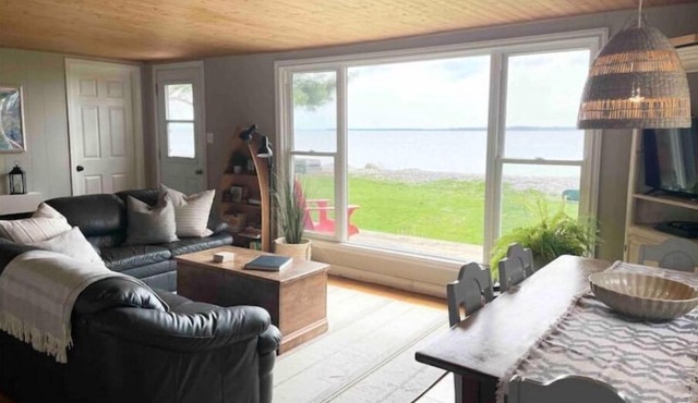 County Beach House - right on South Bay with incredible Lake Ontario views