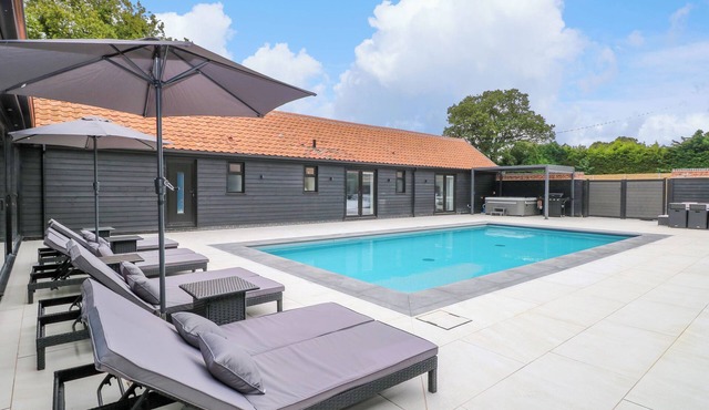 COUNTY FARM BARN, family friendly, with pool in South Walsham