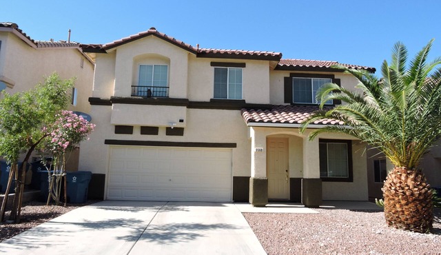 County Licensed STR! Comfortable, spacious home 15 minutes to The Strip