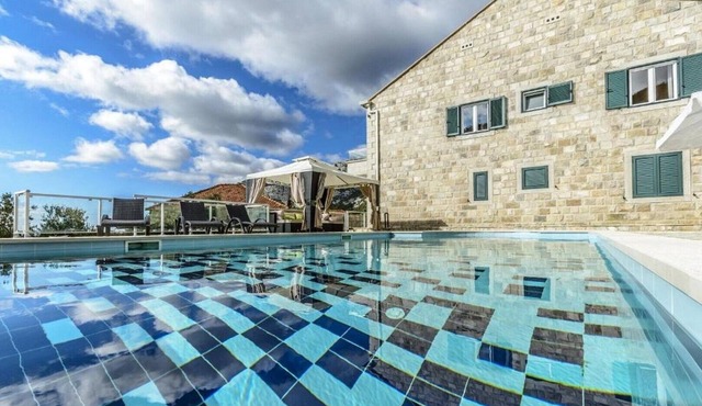 Countyside Retreat Six Bedroom Villa with Pool