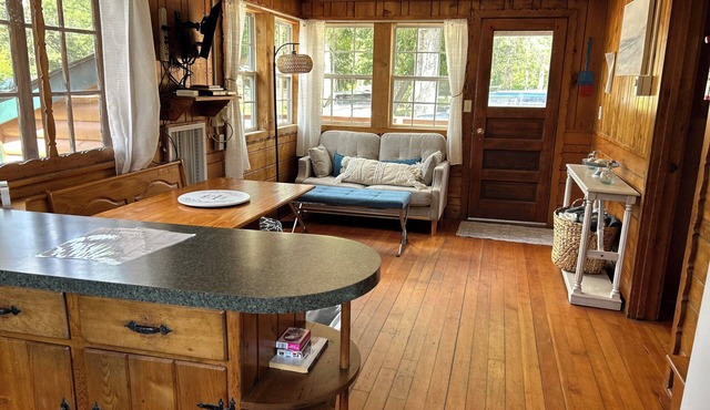 Couple-friendly cabin, new bed, amazing lake shore