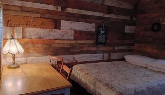 Couple's Getaway Camping Cabin with 5-Bathroom Bath House Nearby, Pets Welcome