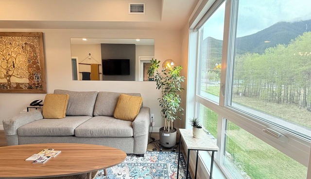 Couple's Mountain Hideaway: Hot Tub, Balcony, Trails & Ski Storage