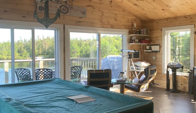Couple's Retreat, Beautiful Boathouse on the Water.