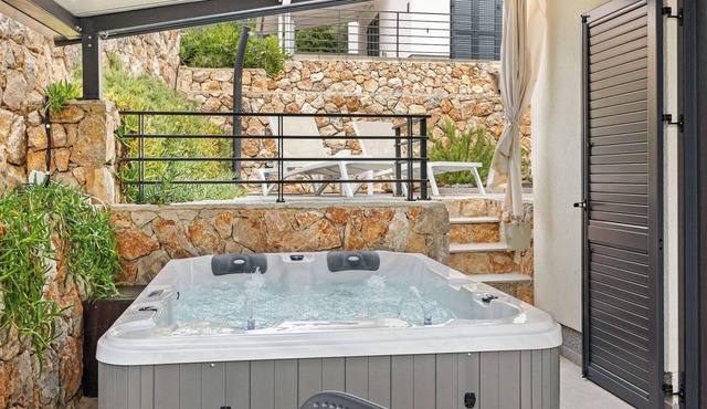Couple's Vacation with Jacuzzi - Crepsa Paradise