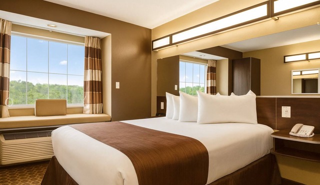 Couple Suite w/Kitchenette | Hotel Near Downtown w/Free Parking
