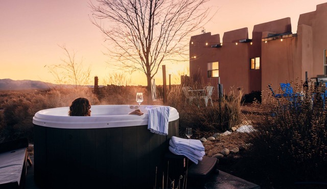 Couples/BFFs/Fam Retreat, Hot Tub, Enclosed Yard