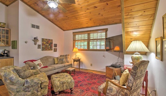 Couples Cabin - 5 Mi to DT Berkeley Springs!