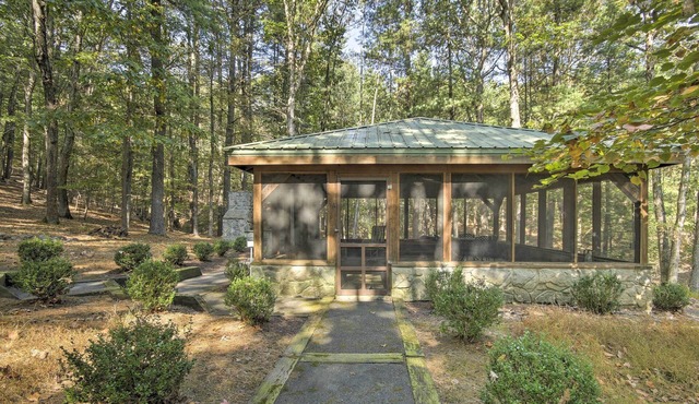 Couples Cabin - 5 Mi to DT Berkeley Springs!