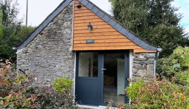 Couples' chambre d'hôte in Monts D'Arrée with access to heated swimming pool