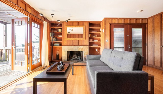 Couples Condo Above Memorial Stadium