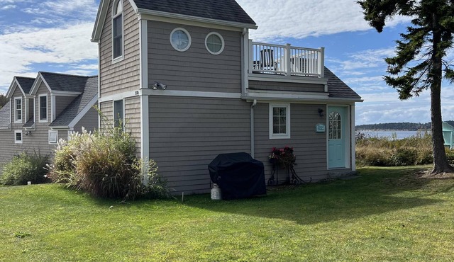 Couples Cottage at Mackerel Cove - Enjoy your views of Mt. Washington on the Rooftop Deck!