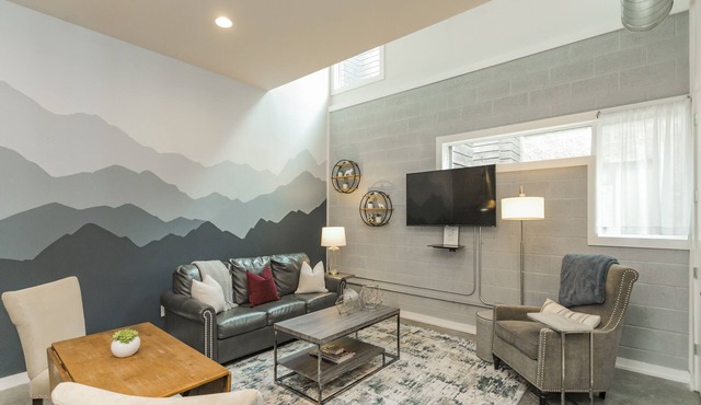 Couples Escape | Private Rooftoop | Blocks to Broadway | Free Parking!
