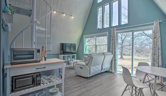 Couples Getaway A-Frame Secluded Cabin near Lake Thunderbird. Near OU ~17 mi.