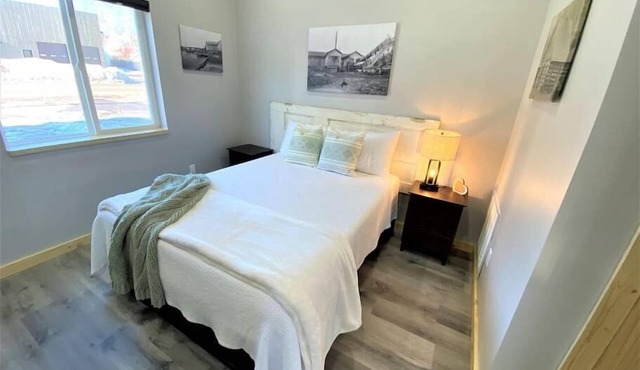 Couples Getaway & Business Travel- 6 Miles to MTU