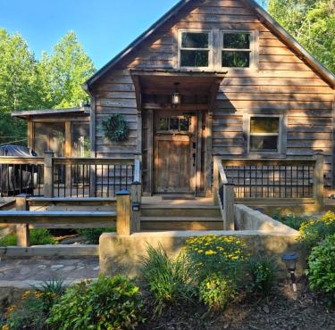 Couples Getaway Cabin with a Loft - Firepit - Creek