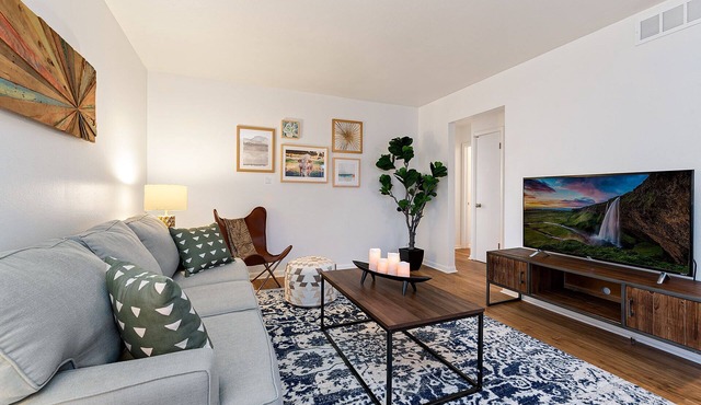 Couple’s Getaway | Dog Friendly, Bike to Old Town!