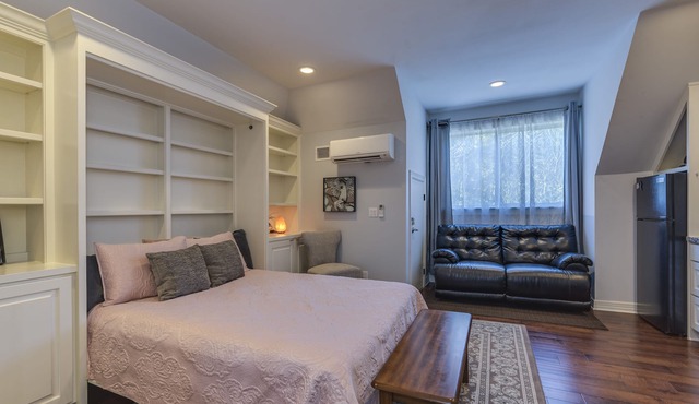 Couple’s Getaway Fast WiFi Private Entry to Studio Apartment Buda Private Pool