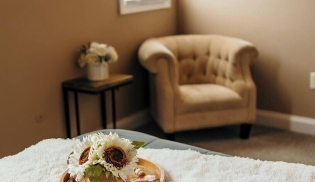 Couples Getaway - Guesthouse/In-Law Suite with Jacuzzi/Sauna/Pool