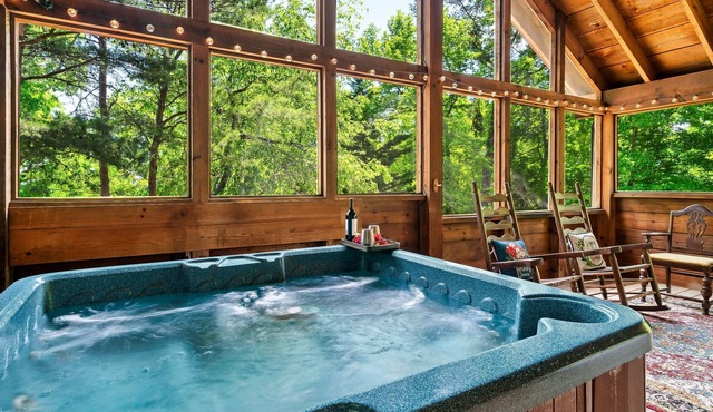 Couples Getaway - Hot Tub - Close to Downtown - Minutes to Smoky Mountain NP