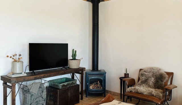 Couples getaway in cozy casita! Taos mountain Views!