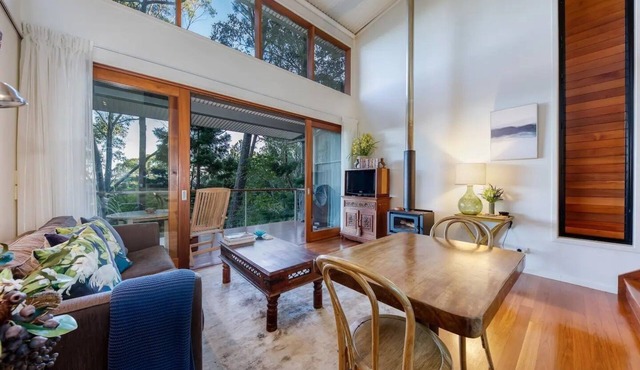 Couples Getaway. Sunshine Coast Hinterland. Cosy with Fireplace. Pet-Friendly!