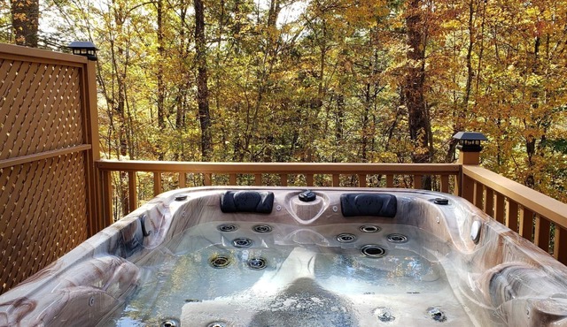 Couples getaway w/king bed, Wi-Fi, & outdoor Hot Tub in WNC Mountains