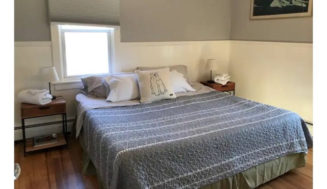 Couples getaway w/ KING bed 5 min to Main St Media