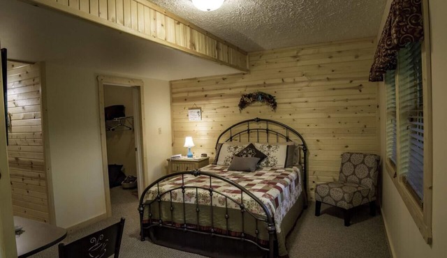 Couples Getaway with Outdoor Hot Tub!