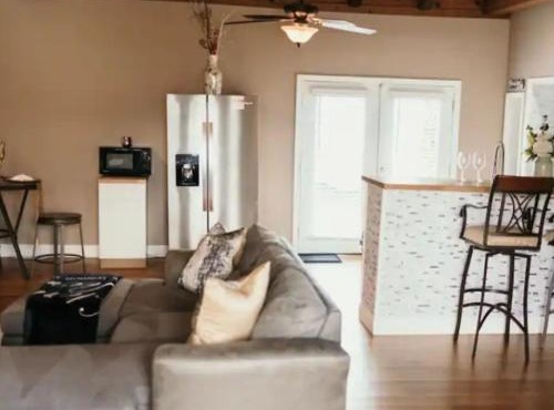 Couples Guesthouse, jacuzzi, sauna, pool